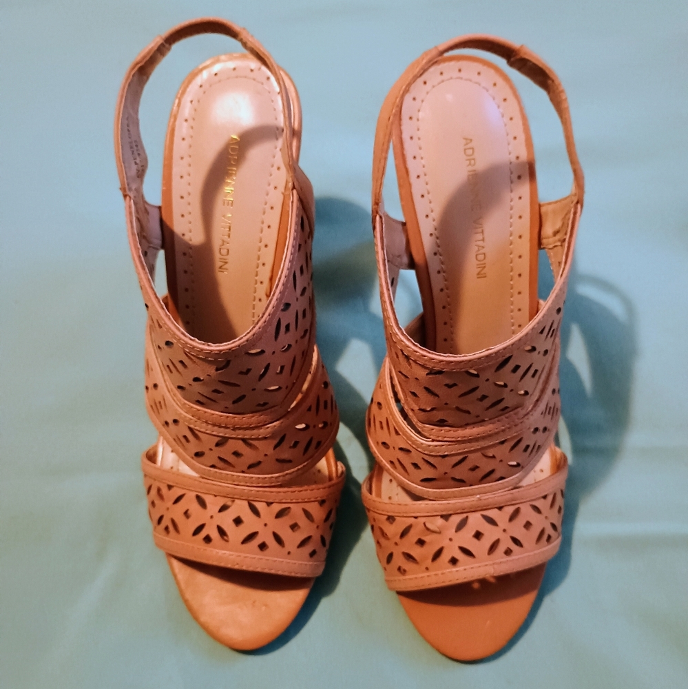 🤎 EUC Adrienne Vittadini Tan Camel Brown Cutout Sandals Heels Sexy 8 Feminine